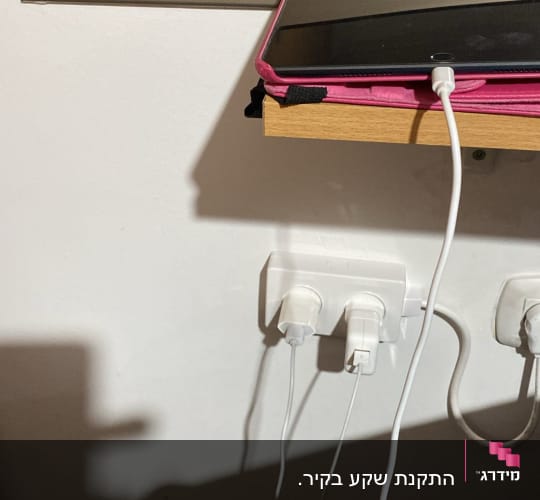 שקע חשמל עם שלושה מטענים מחוברים